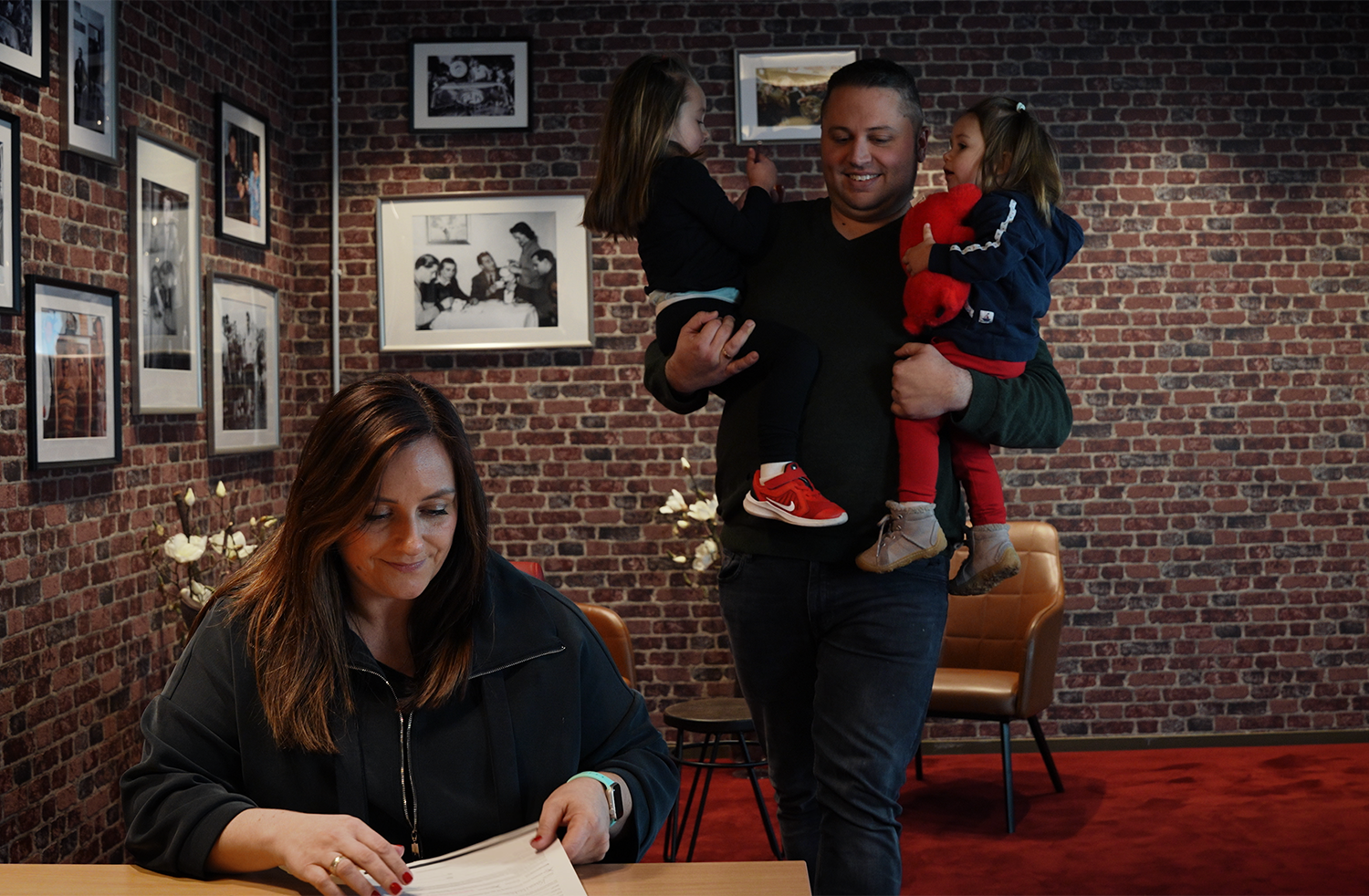 Eine Familie zeigt ihre Verbundenheit zum FCK
